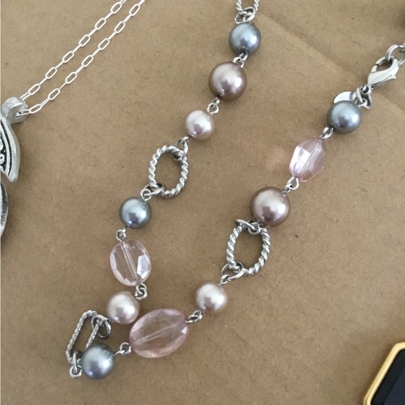 Large Lot of Women’s Fashion Jewelry (Pre-owned) - Picture 4 of 12